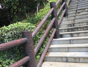 郴州市五岭公园安装的仿木栏杆